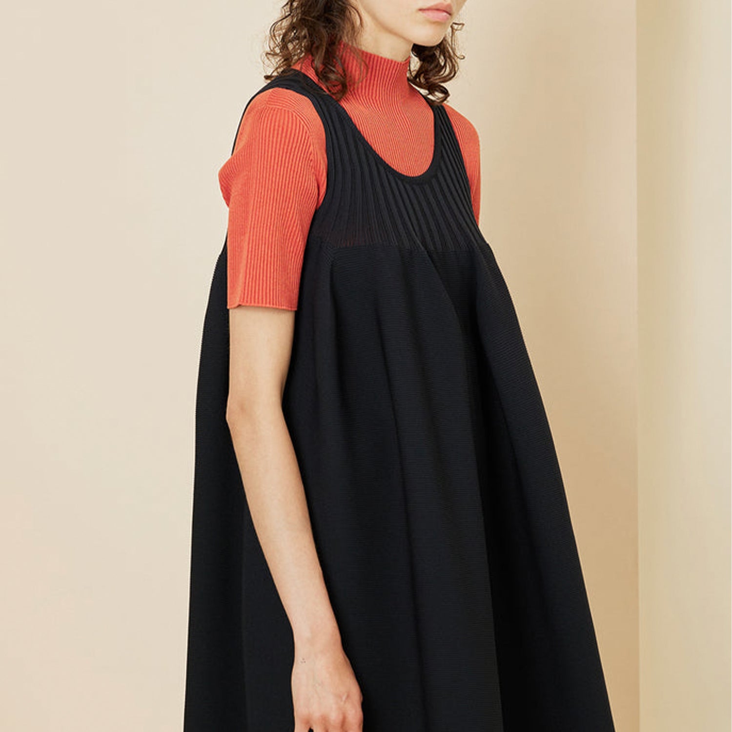CFCL SLEEVELESS BUST FLARE DRESS 黒 CFCL SLEEVELESS BUST FLARE DRESS 黒